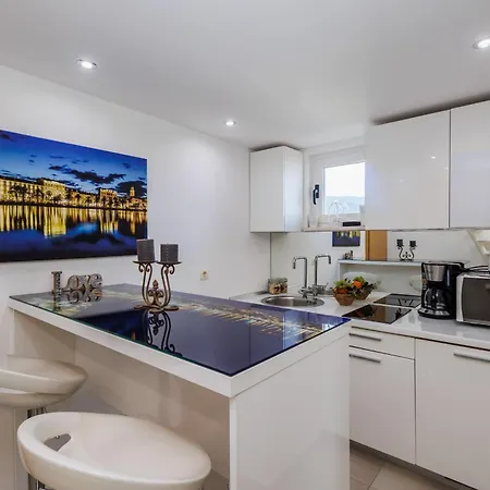 A1 - Modern Luxury W 2 Balconies & Sea View *