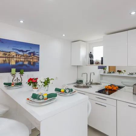 A1 - Modern Luxury W 2 Balconies & Sea View *