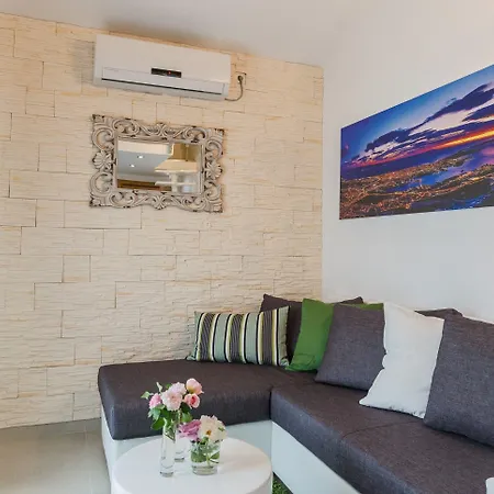 A1 - Modern Luxury W 2 Balconies & Sea View *