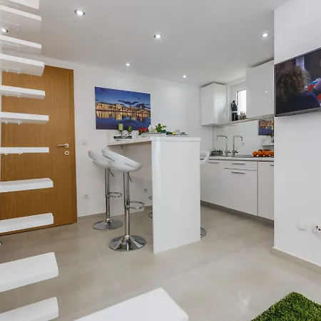 A1 - Modern Luxury W 2 Balconies & Sea View *
